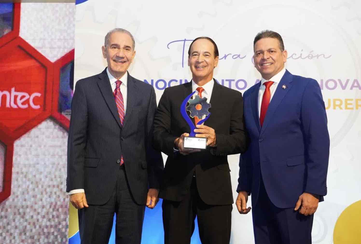 INTEC recibe galardon por su aporte a la industria dominicana