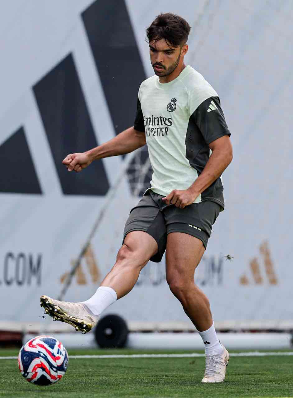 Xabi Alonso leads his first session with Real Madrid