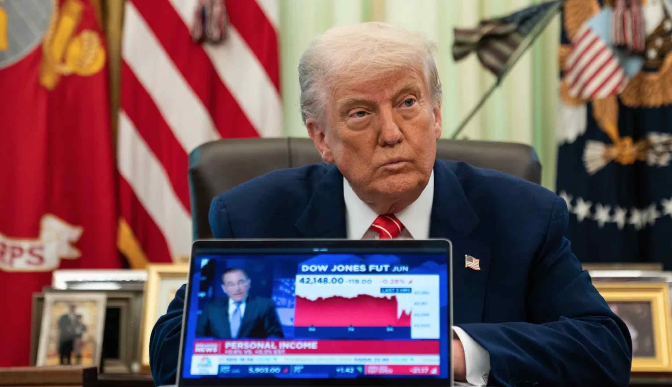 Trump critica a Jonathan Karl en arrebato nocturno