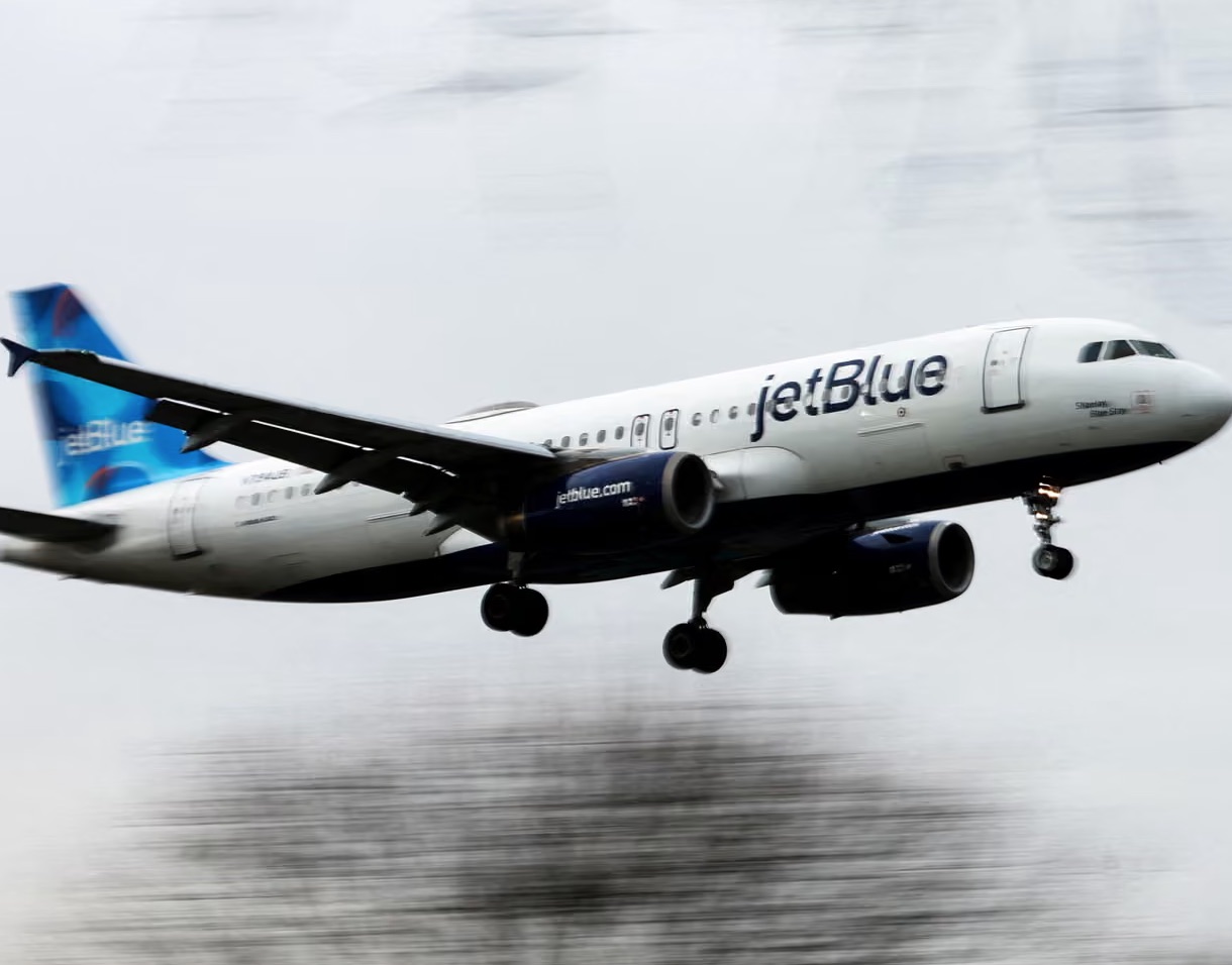 Vuelo de JetBlue detiene ascenso por aeronave militar sin identificar