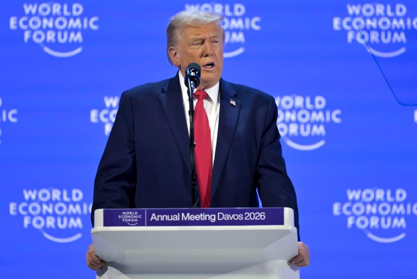 Trump cuestiona el liderazgo europeo en Davos